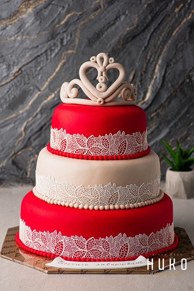 Червена Изящност с Дантела Триетажна - R5