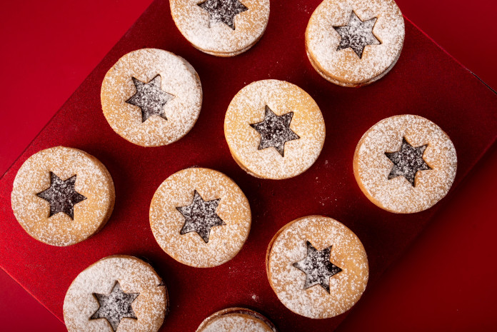 Коледни чаени бисквитки с ягода