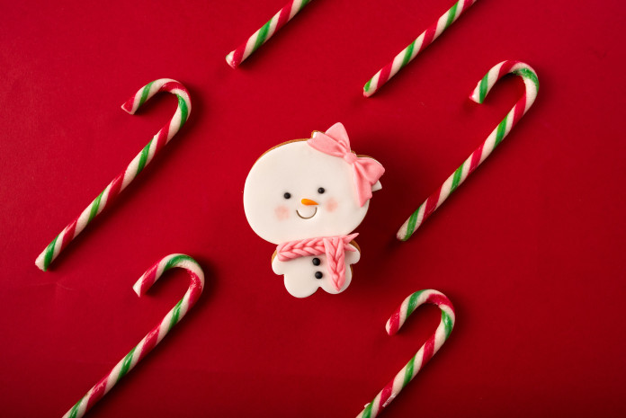 Декорирана бисквита "Снежен човек с розова панделка"