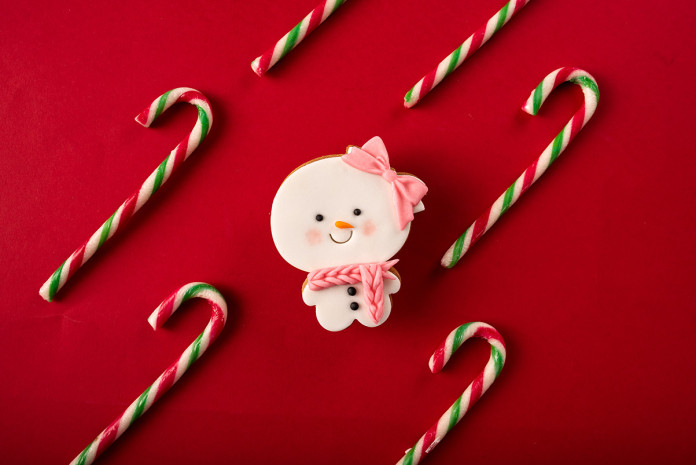 Декорирана бисквита "Снежен Човек с Розова Панделка"