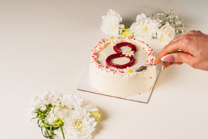 Бенто торта „Празнична осмица“