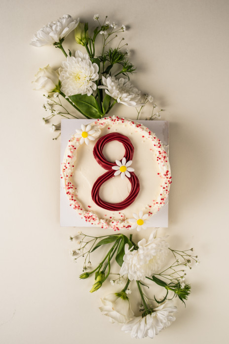 Бенто торта „Празнична осмица“